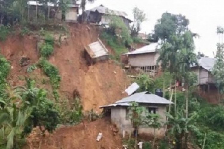 সারাদেশে ভারী বর্ষণ, পাহাড় ধসের শঙ্কা