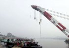 শীতলক্ষ্যায় মালবাহী জাহাজের ধাক্কায় ডুবে যাওয়া লঞ্চ উদ্ধার