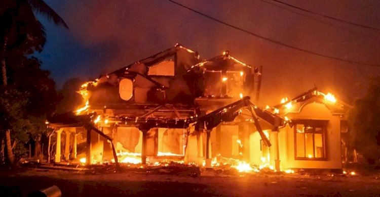 শ্রীলঙ্কায় বিক্ষোভ : একরাতে ৩৩ এমপির বাড়িতে আগুন