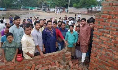 শামলাপুর খেলার মাঠে অবৈধ স্থাপনা গুঁড়িয়ে দিলেন চেয়ারম্যান