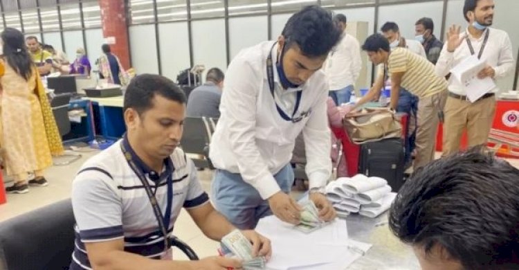 শাহজালালে দুই লাখের বেশি ডলার নিয়ে দুই যাত্রী ধরা