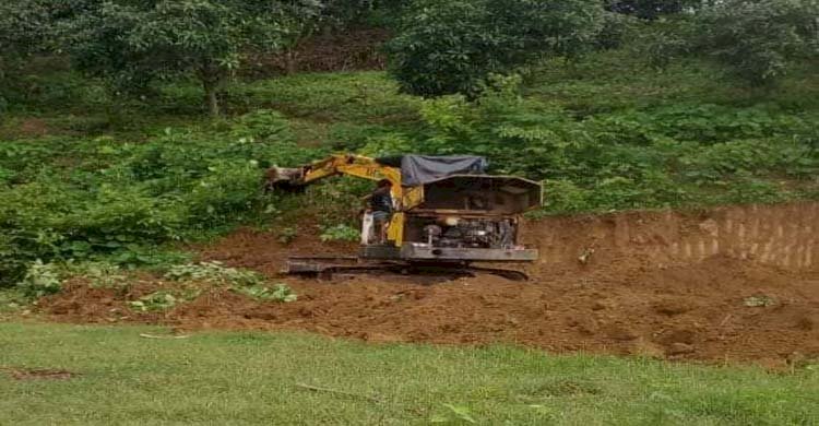 লামার রুপসিপাড়া ইউপির রাঙ্গাঝিরিতে স্কেভেটর দিয়ে অর্ধমাস যাবৎ পাহাড় কাটা চলছে