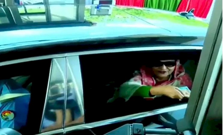 পদ্মা সেতুতে প্রথম টোল দিলেন প্রধানমন্ত্রী