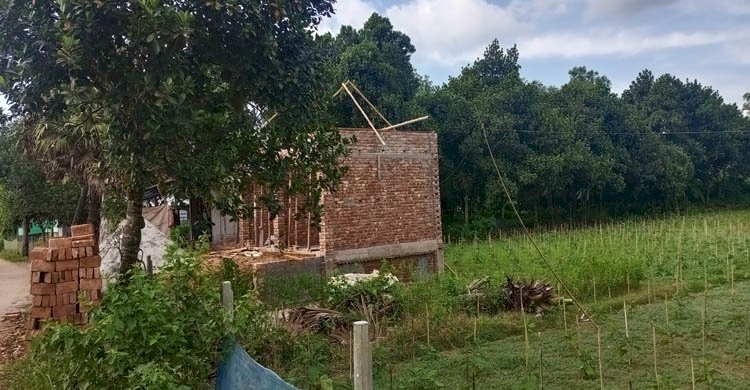 ময়মনসিংহ বন বিভাগের ভালুকা রেঞ্জে কাদিগড় বিটে চলছে বনভূমি দখল করে পাকা স্থাপনা নির্মানের প্রতিযোগিতা