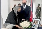 রানীর প্রতি প্রধানমন্ত্রীর শ্রদ্ধা, শোক বইয়ে স্বাক্ষর