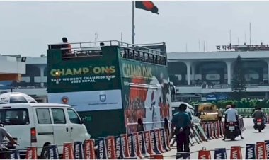 ট্রফি নিয়ে দেশে ফিরল সাফজয়ী মেয়েরা