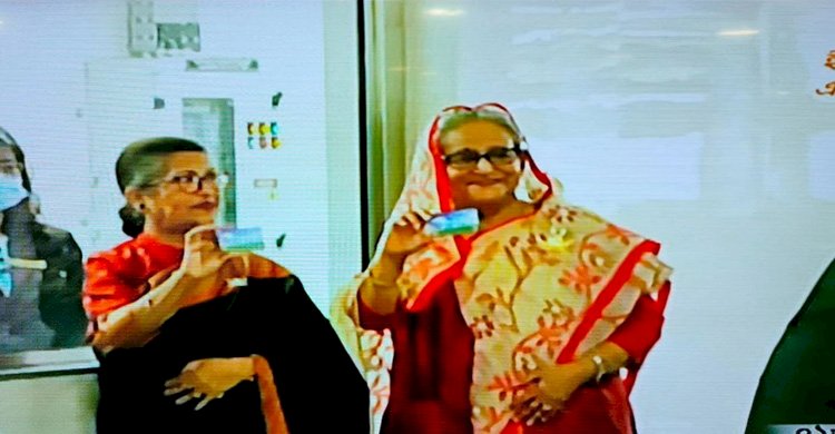 মেট্রোরেলের প্রথম যাত্রী হিসেবে টিকিট কাটলেন প্রধানমন্ত্রী