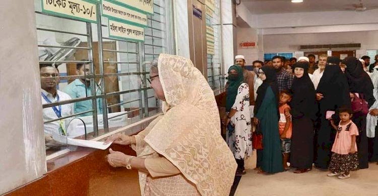 ১০ টাকায় টিকিট কেটে চোখের চিকিৎসা নিলেন প্রধানমন্ত্রী