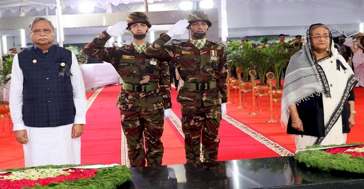 বঙ্গবন্ধুর প্রতিকৃতিতে রাষ্ট্রপতি ও প্রধানমন্ত্রীর শ্রদ্ধা