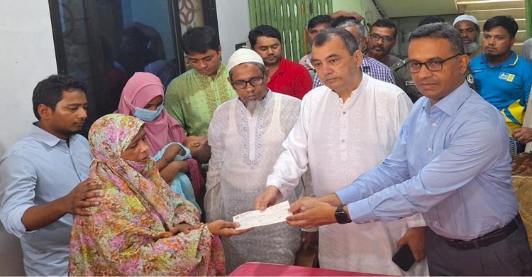 নিহত বন কর্মকর্তা সাজ্জাদুজ্জামানের পরিবারের সদস্যদের আর্থিক সহায়তার চেক প্রদান
