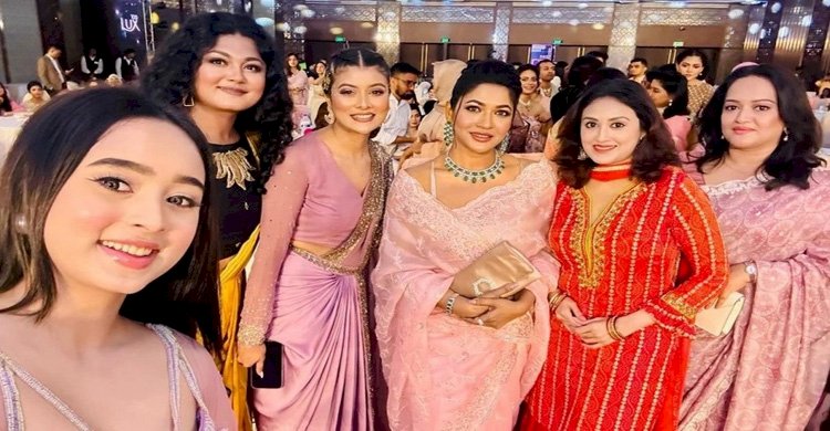 এক ফ্রেমে দেখা মিলল লাস্যময়ী তারকাদের