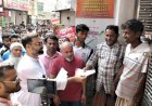 ডেঙ্গু প্রতিরোধে বাসায় বাসায় গিয়ে লিফলেট বিতরণ করলেন : আমিনুল হক 