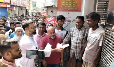 ডেঙ্গু প্রতিরোধে বাসায় বাসায় গিয়ে লিফলেট বিতরণ করলেন : আমিনুল হক 