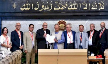 প্রধান উপদেষ্টার কাছে ‘অর্থনীতির শ্বেতপত্র’ হস্তান্তর