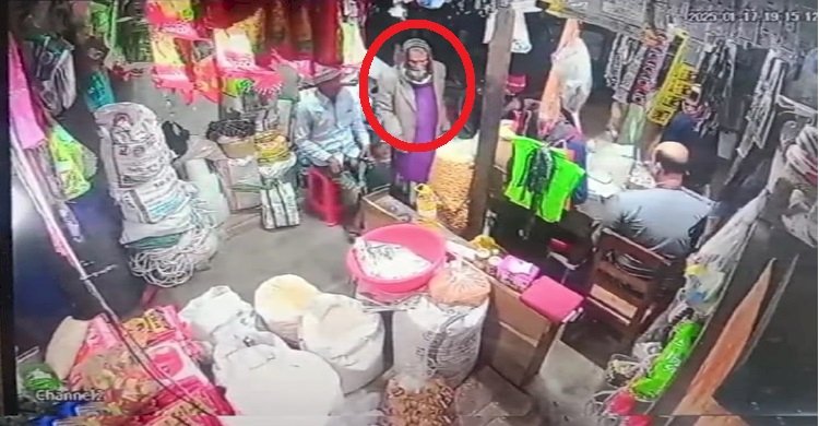 সাতক্ষীরার শ্যামনগরে পকেট মারতে গিয়ে জনতার হাতে ধরা খেলেন পকেটমার রাশেদ 