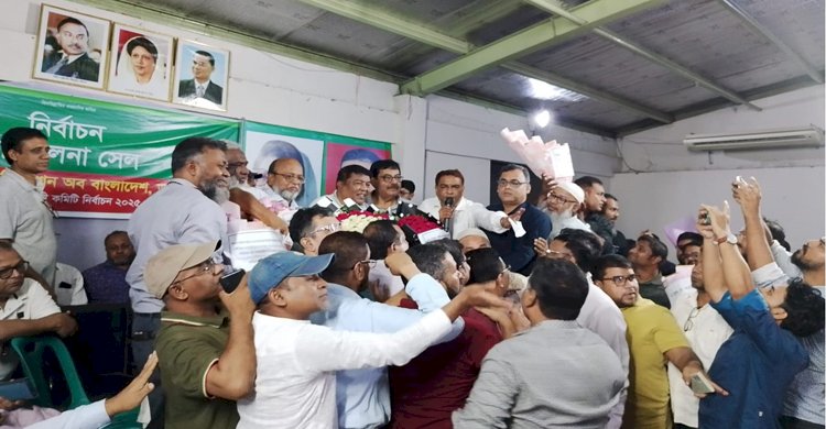 ফুলেল শুভেচ্ছা ও ভালোবাসায় সিক্ত নবনির্বাচিত  ডাঃ হারুন- ডাঃ শাকিল পরিষদের নেতৃবৃন্দ 