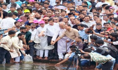 রাষ্ট্রপতি জিয়াউর রহমানের মাজার লেকে মাছের পোনা অবমুক্ত