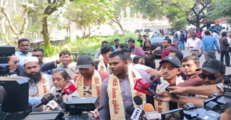 রায় শুনতে ট্রাইব্যুনালে জুলাই যোদ্ধারা, শেখ হাসিনার ফাঁসির দাবি