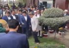 দেশে নেমেই খালি পায়ে মাটি ছুঁলেন তারেক রহমান