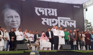 খালেদা জিয়ার রুহের মাগফেরাত কামনায় কড়াইলবাসীর দোয়া মাহফিলে তারেক রহমান ও ডা. জোবাইদা রহমান 