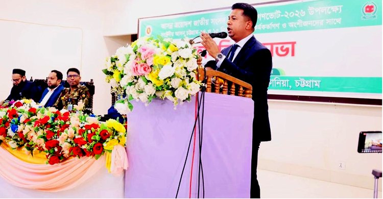 গণভোটে আগ্রহ বাড়াতে বাড়ি বাড়ি লিফলেট নিয়ে মাঠে ডিসি জাহিদ