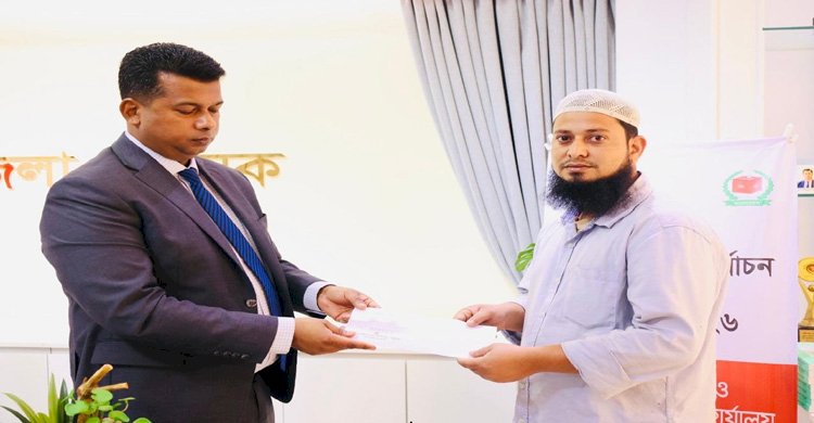 অগ্নিকাণ্ডে ক্ষতিগ্রস্ত গাড়িচালকের পাশে দাঁড়ালেন ডিসি জাহিদ