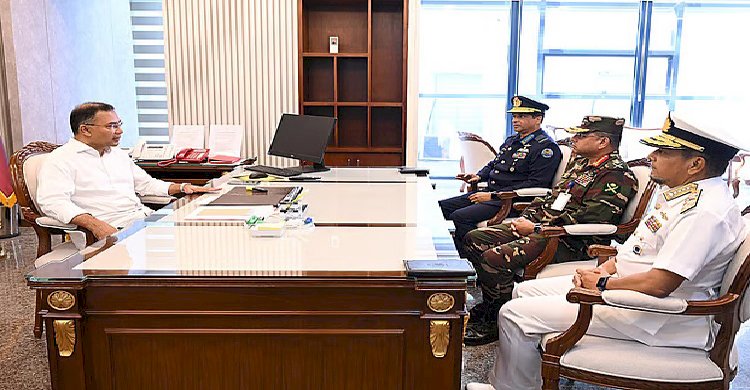 সচিবালয়ে প্রধানমন্ত্রীর সঙ্গে তিন বাহিনীর প্রধানদের সাক্ষাৎ