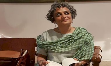 আছি ইরানের পাশে, নিঃশর্তভাবে: অরুন্ধতী রায়