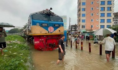 চট্টগ্রামে রেললাইনে পানি, আটকে আছে পর্যটক এক্সপ্রেস