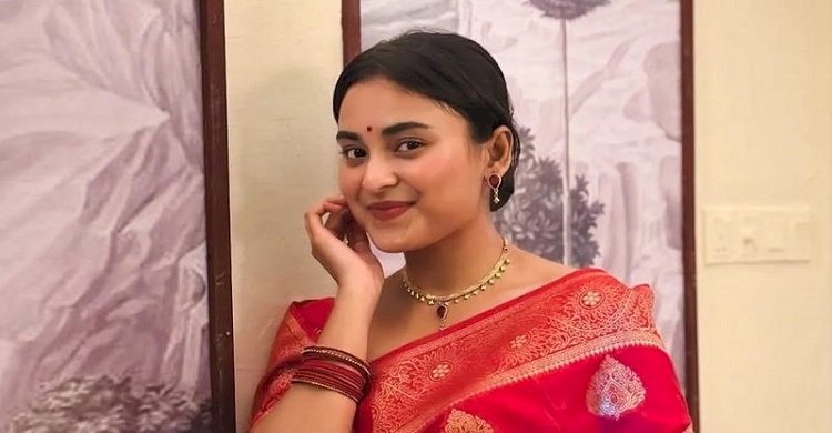 লাল শাড়িতে মোহময়ী অভিনেত্রী তটিনী, মুগ্ধ ভক্তরা